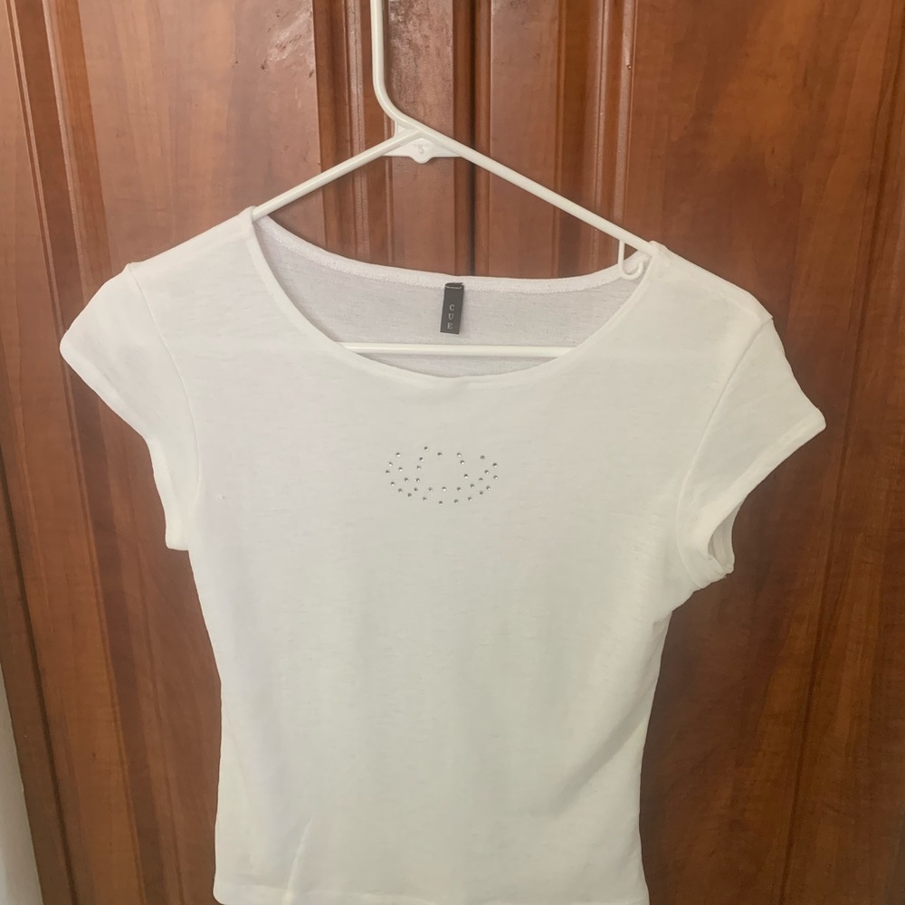 CUE PURPLE & WHITE SHORT SLEEVE TOPS WITH RHINESTONES ON FRONT LOT OF 2  SIZE M